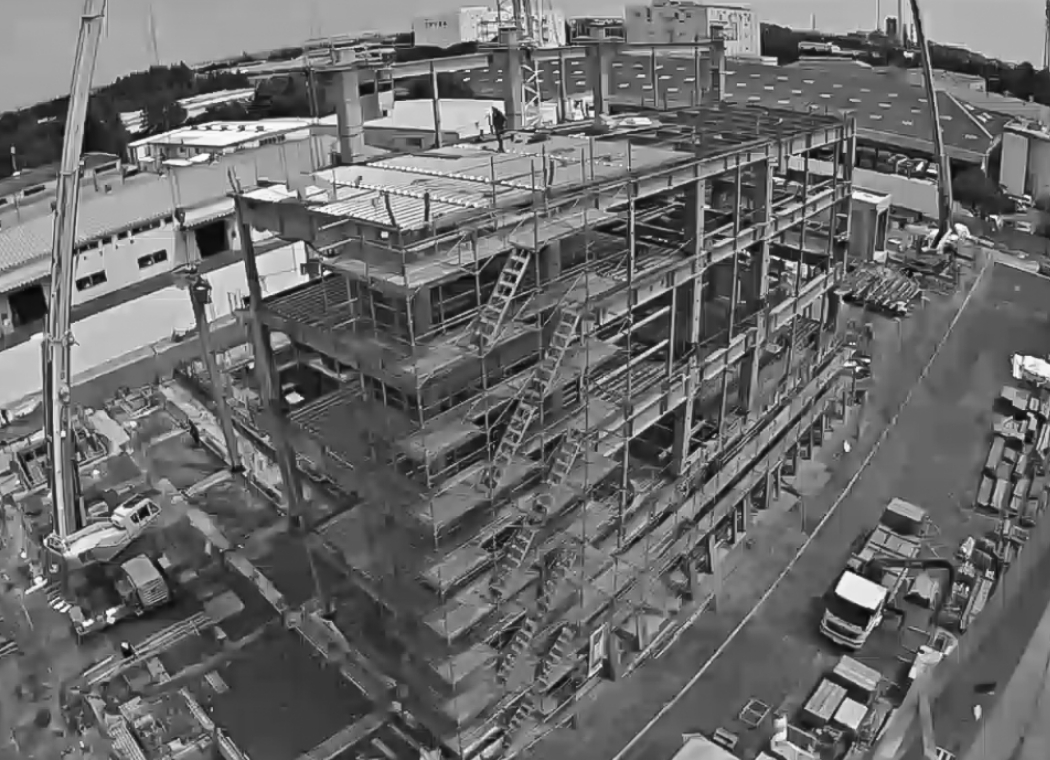 鉄骨建て方進行中