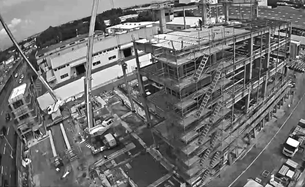 鉄骨建て方進行中